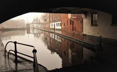 Photo sur Plexiglas Canal Vue sur le canal de Birmingham dans la poussière (sous le large pont de la rue)