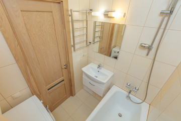 Fototapeta na wymiar Small beige bathroom