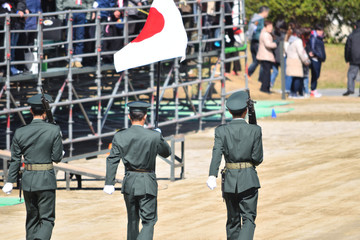 Fototapeta premium 旗を持つ自衛官