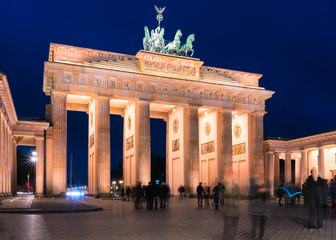 Obraz premium Brama Brandenburska w centrum Berlina w nocy