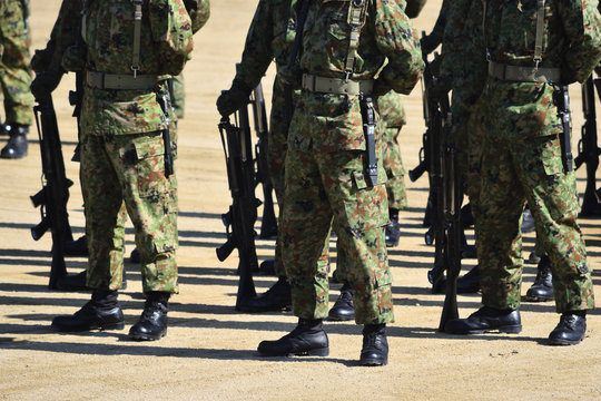 整列する自衛官