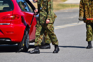 車両検査をする自衛官