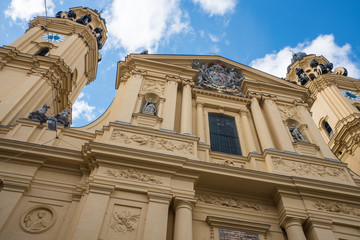 Renovierte Fassade der Theatinerkirche in München
