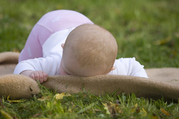 Baby versucht in den Vierfüßlerstand zu kommen