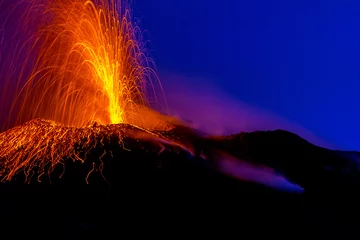 Fotobehang actieve vulkaan die lava in de nacht spuit op het eiland Stromboli in Italië © Vladimira
