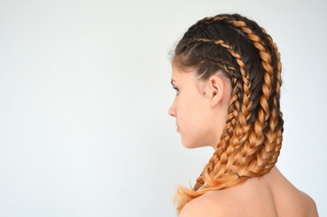 Девочка-подросток с современными косами с канекалоном натуральных цветов
