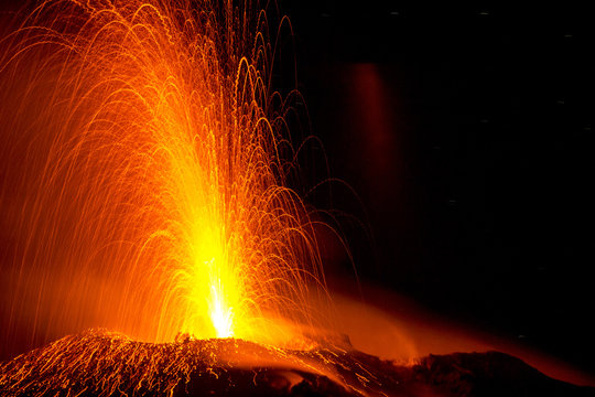 69/5000 Explosion of an active volcano spraying lava into the night on Stromboli Island in Italy