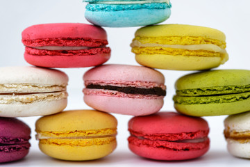 Разноцветные макаруны  на белом фоне