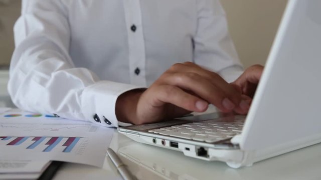 Laptop home business man