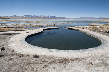 Laguna y Termas de Polques hot spring pool with Salar de Chalviri in background, Salar de Uyuni,...