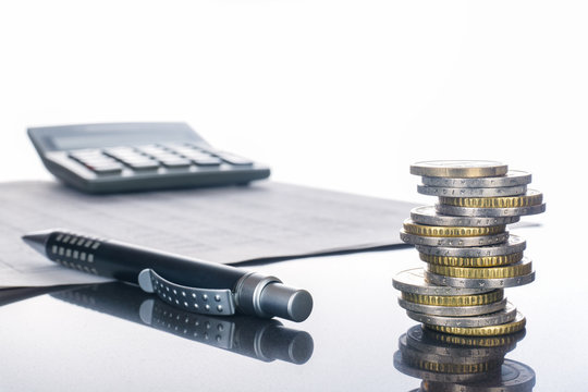 Finanzen, Euro M&uuml;nzstapel, Kugelschreiber, Tabellen,  und Taschenrechner, Hintergrund
