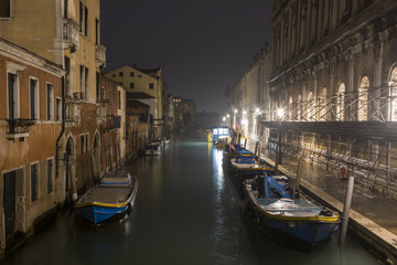 Obraz na płótnie Canvas Canal in Venice in the night
