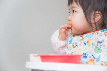 ・赤ちゃん・ご飯・手掴み