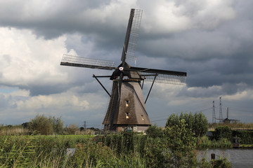 Fototapeta na wymiar Windmill at Kinderijk, Holland
