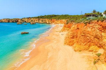 Blick auf den schönen Strand mit Felsen in der Nähe der Stadt Portimao, Algarve, Portugal