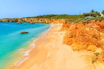 Crédence en verre imprimé Plage de Marinha, Algarve, Portugal Vue sur la belle plage de rochers près de la ville de Portimao, Algarve, Portugal