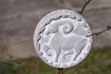 Sternzeichen Widder aus Beton im Garten als Deko unschärfe Makro