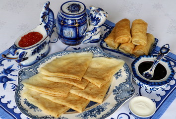 Pfannkuchen mit dem weiß-blauen Porzellan Tischdekoration
