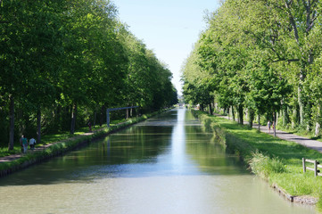 Fototapeta na wymiar canal du Nivernais, France