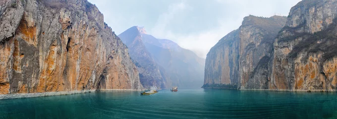Rolgordijnen Twee aken met zand en grind in de rivier de Yangtze © agephotography