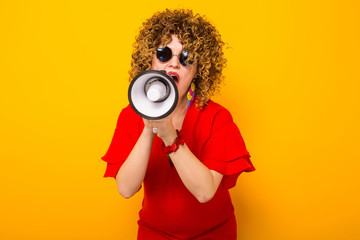 Obraz premium Attractive woman with curly hair with loudspeaker