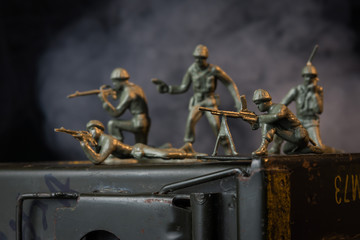 Fototapeta na wymiar Toy soldiers displayed on ammunition can