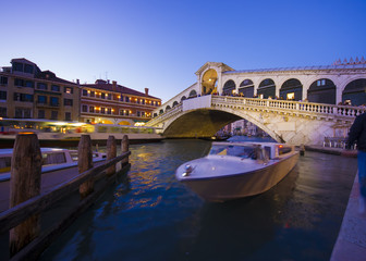 Fototapeta na wymiar Venice at night. view of Rialto Bridge