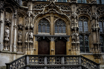 Fototapeta na wymiar Two wooden doors below an arch in Ghent