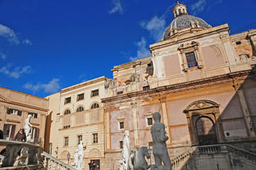 Fototapeta na wymiar Palermo, la fontana di piazza Pretoria e la chiesa di Santa Caterina d'Alessandria