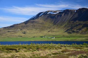 Fototapeta na wymiar Icelandic scenery - lake Svinavatn and the mountain chain Svinadalsfjall in the northwest of Iceland near Blönduos