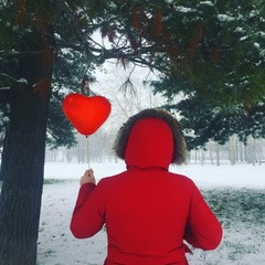 un uomo nel bosco con palloncino a forma di cuore