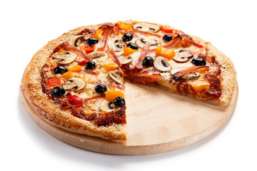 Pizza pepperoni with tomatoes, mushrooms and olives 