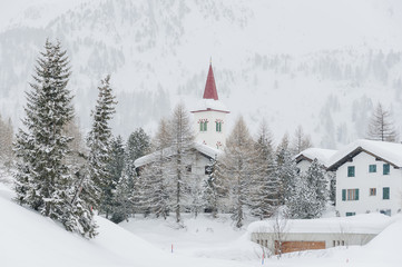 Maloja, Dorf, Engadiner Dorf, Engadin, Kirche, Oberengadin, Alpen, Malojapass, Winter, Wintersport, Langlaufrennen, Graubünden, Schweiz