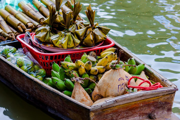 Obraz premium Floating Market in Thailand near Bangkok