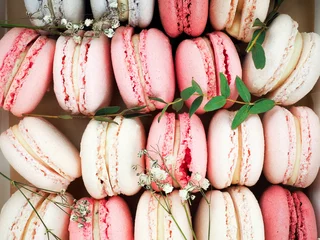  Kleurrijke bitterkoekjes, kleurrijk Frans dessert, traditionele Franse kleurrijke macarons op een rij in een doos © byallasaa