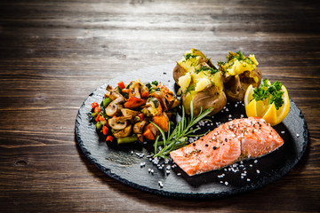 Grilled salmon and vegetables 