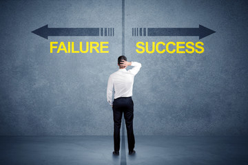 Obraz premium Businessman standing in front of success and failure arrow concept