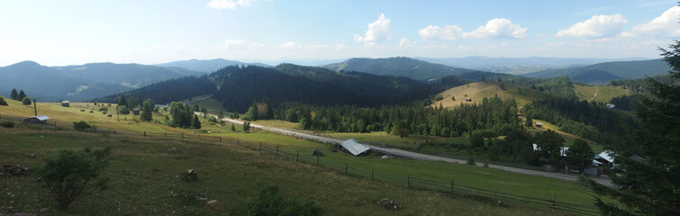 Rumunia, Bukowina - domy w dolinie pośród gór © Iwona
