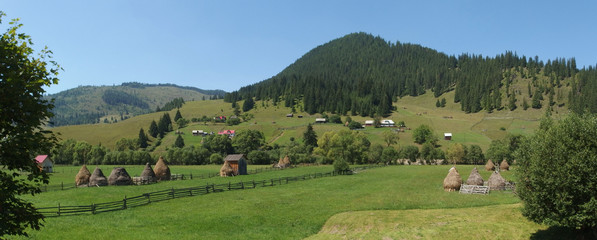 Rumunia, Bukowina - wiejski krajobraz z górami w tle