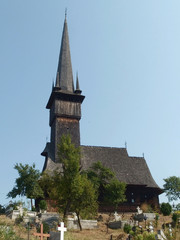 Fototapeta na wymiar Rumunia, Maramuresz - zabytkowa cerkiew z cmentarzem w Plopis w Dolinie Izy