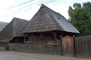 Rumunia, Maramuresz - stare drewniane domy w Budesti w Dolinie Izy © Iwona