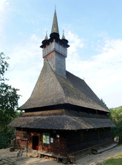 Fototapeta na wymiar Rumunia, Maramuresz - stara drewniana cerkiew w Budesti w Dolinie Izy