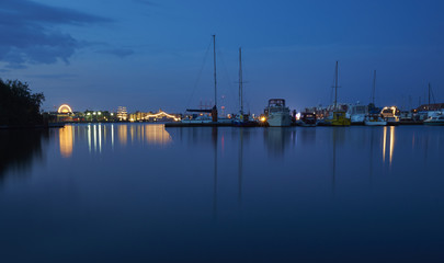 Fototapeta na wymiar boats in harbour at night