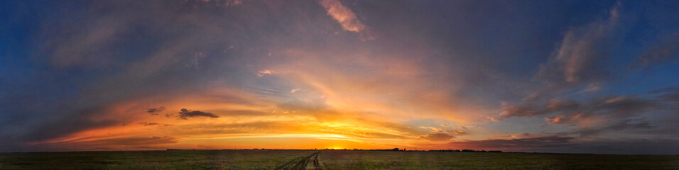 Fototapeta premium Niebo zachód słońca nad polem.