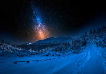 Obraz premium Mountain path and milky way in winter