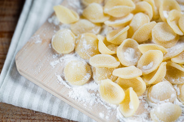 Orecchiette, pasta italiana fatta a mano