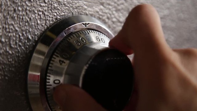 Quickly dialing a safe lock
