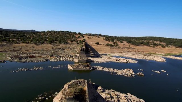 El puente de Ajuda, frontera España- Portugal sobre el río Guadiana, entre Olivenza y Elvas. Construido por el rey Manuel I en 1509, durante la Guerra de Sucesión Española fue parcialmente destruido