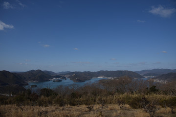 日本の片上湾の牡蠣養殖筏