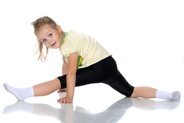 Fototapeta premium Little girl doing twine